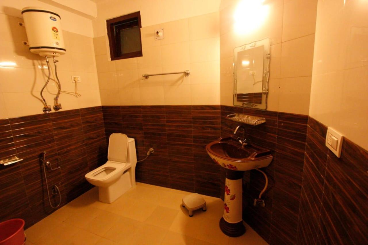 Tirthan Crest Homestay Banjār Exteriör bild