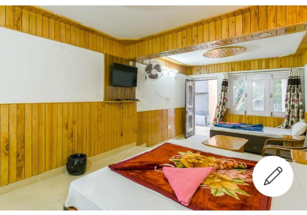 Tirthan Crest Homestay Banjār Rum bild