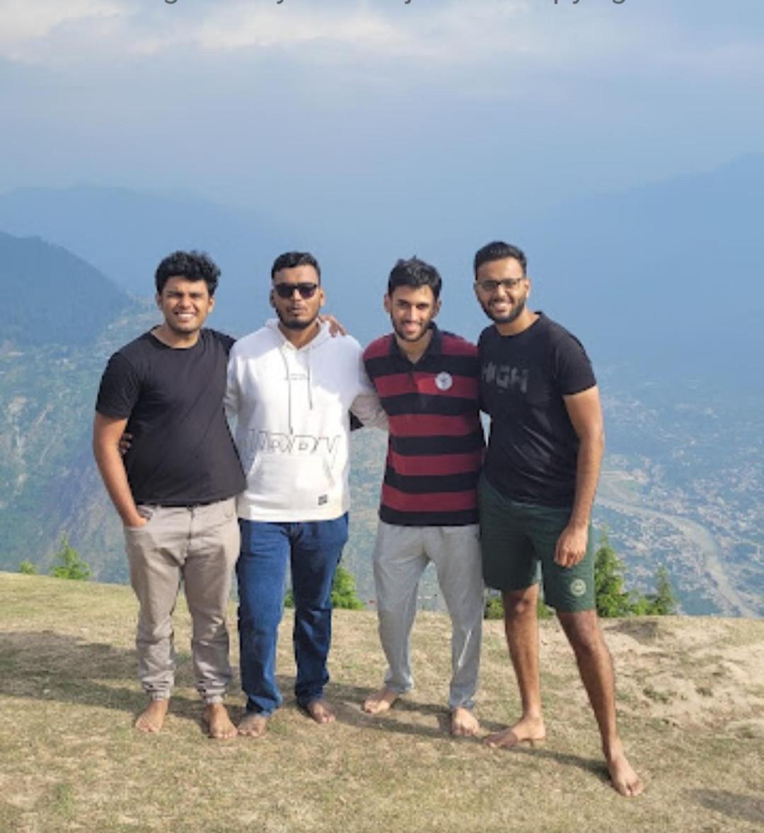 Tirthan Crest Homestay Banjār Exteriör bild