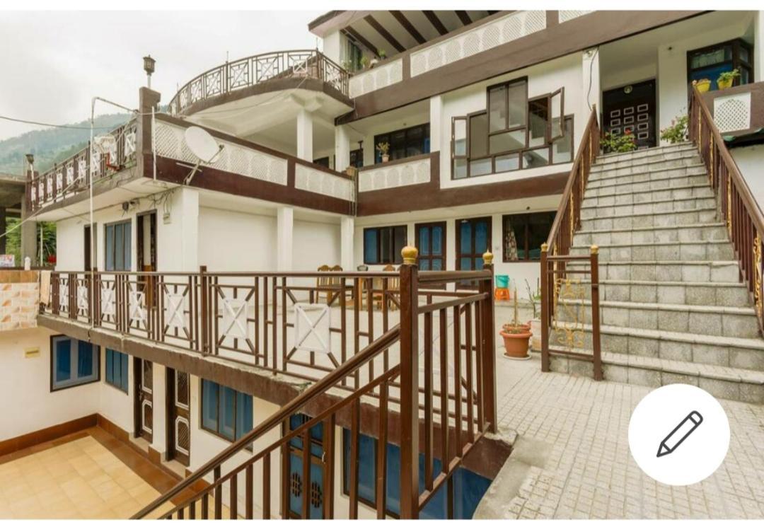 Tirthan Crest Homestay Banjār Exteriör bild