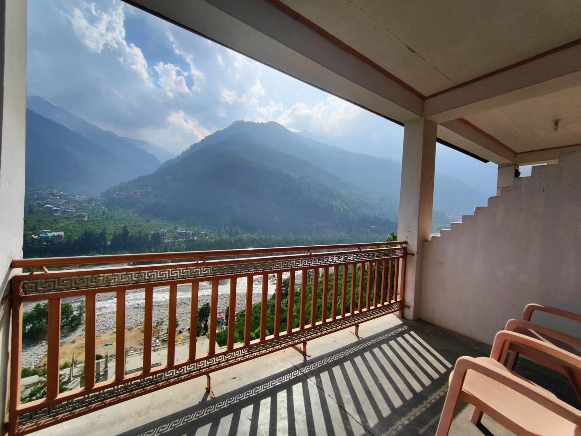 Tirthan Crest Homestay Banjār Exteriör bild